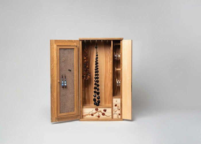 wooden jewelry box by Beatriz Zuazo